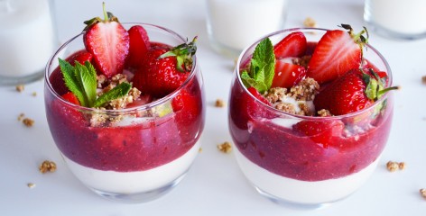 Coupes de fraises et crème vanille vegan
