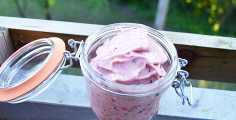 Glace banane et fruits rouges